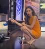 美娜蹲在地上看里夫斯绝杀：咋整 3000万留不住了啊~
